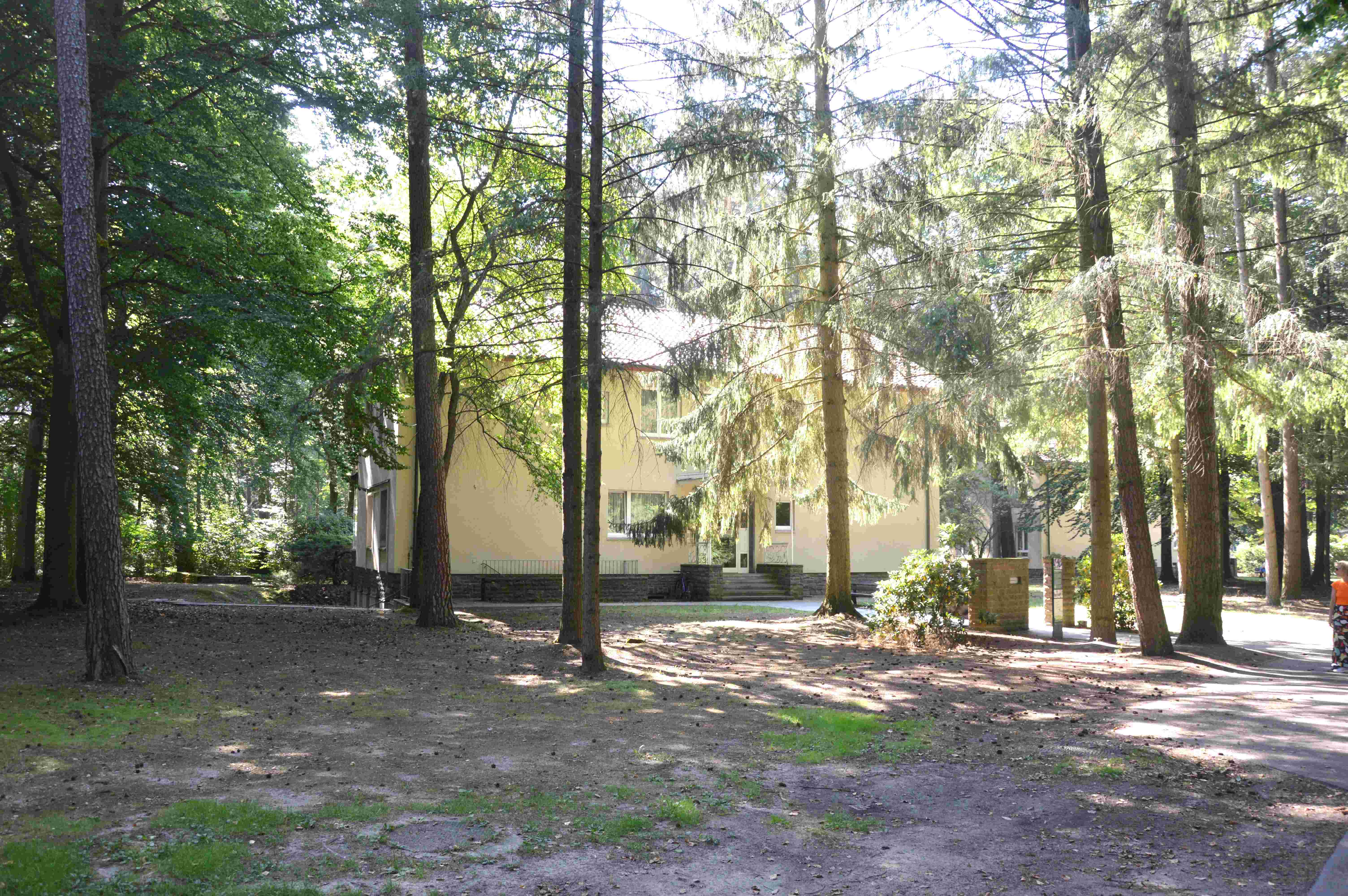 Das Sein Bestimmt Das Bewusstsein Zaun 19, Eingangstor zur Waldsiedlung, Fritz Kühn – Das Sein bestimmt